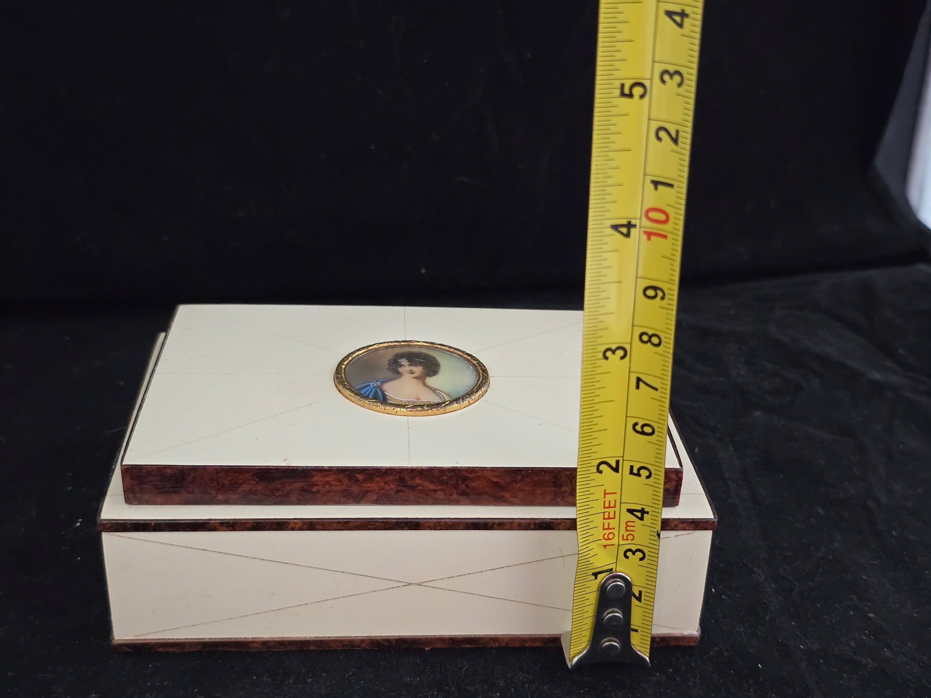 Antica scatola portagioie dipinto dama centrale bachelite cofanetto anni ‘40