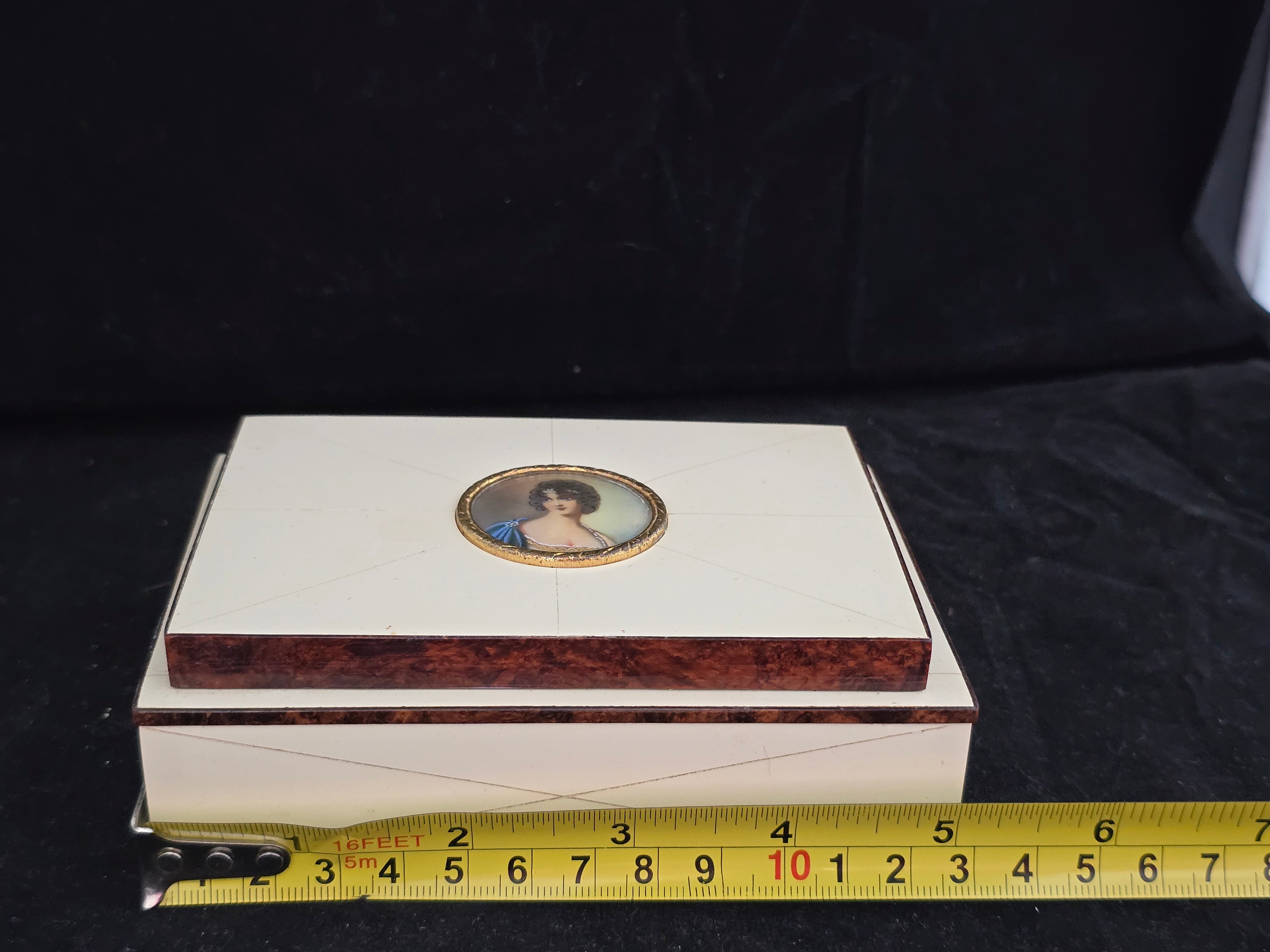 Antica scatola portagioie dipinto dama centrale bachelite cofanetto anni ‘40