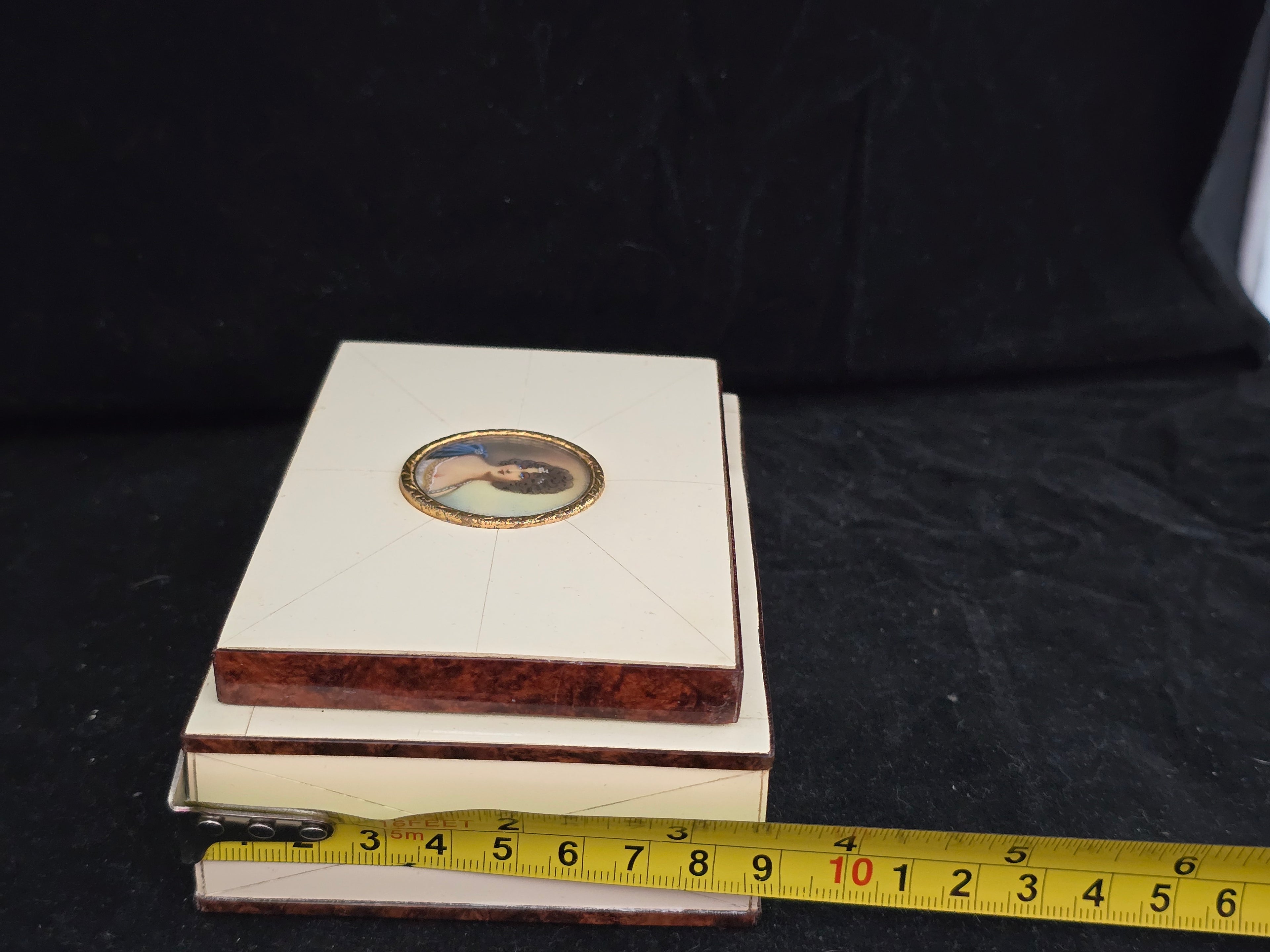 Antica scatola portagioie dipinto dama centrale bachelite cofanetto anni ‘40