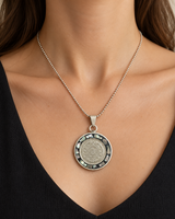 Pendentif calendrier aztèque en argent avec nacre d'ormeau 4 cm et collier